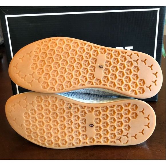 J/SLIDES URBEN SPORT - L Sz 6 - Silver Metallic Knit “Tiger M” Sneakers. NWTIB! - Picture 6 of 16